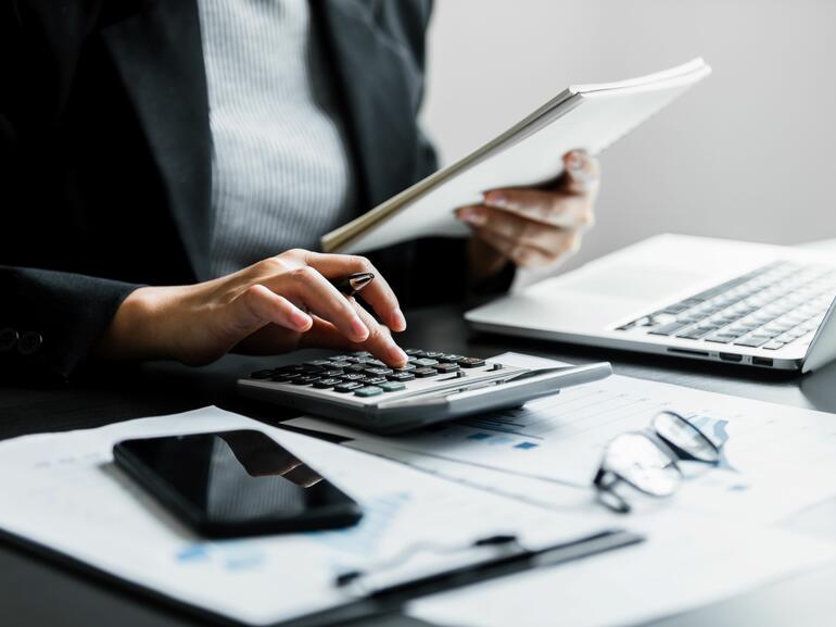 Women with laptop and calculator